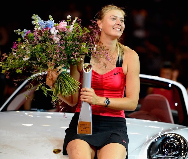 Trong lễ đăng quang, Maria Sharapova đã ăn mừng chức vô địch của mình một cách rất đặc biệt trên chiếc xế hộp Porsche Carrera 911.